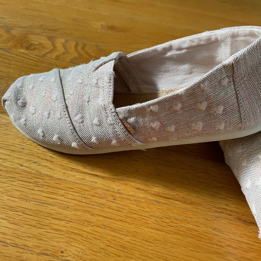 Girls Youth Toms size 4